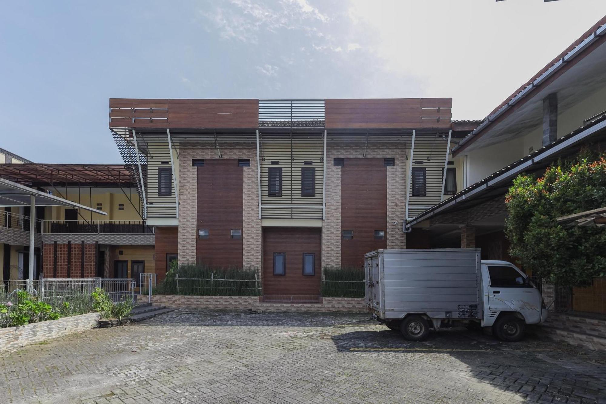 Oyo Bunga Matahari Guest House And Hotel Batu  Exterior photo